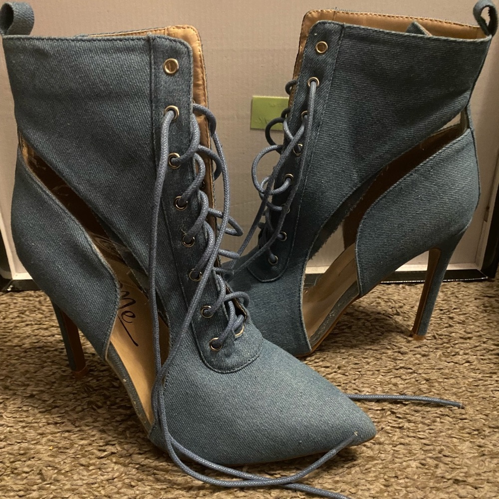 Blue Jean lace heels in excellent condition